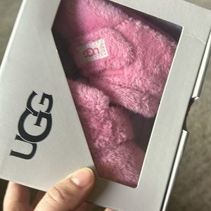 New In Box Pink Fuzzy Baby Uggs Bixbee Slippers Size 2/3 Small